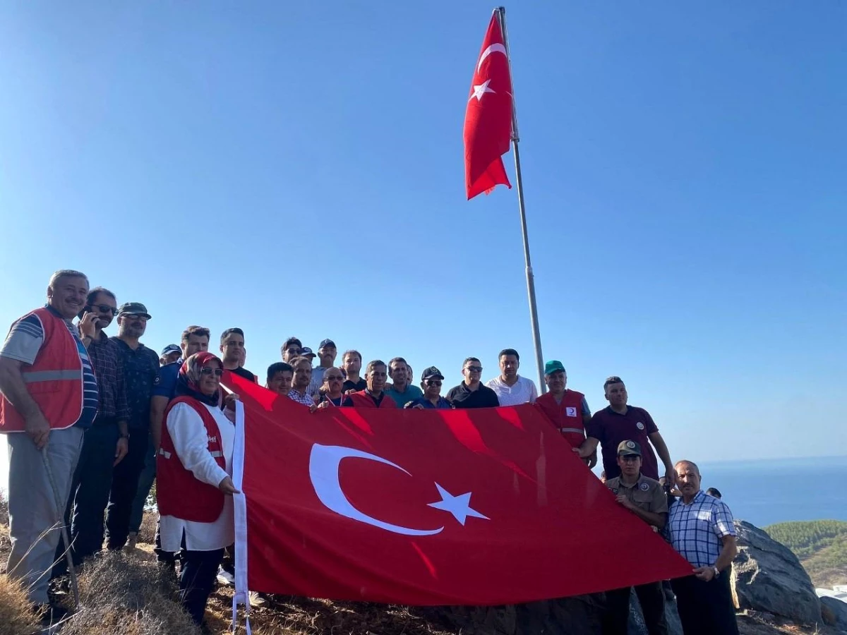 Bozyazı\'da Cumhuriyetin 100. Yılı Etkinlikleri Kapsamında Türk Bayrağı Yenilendi