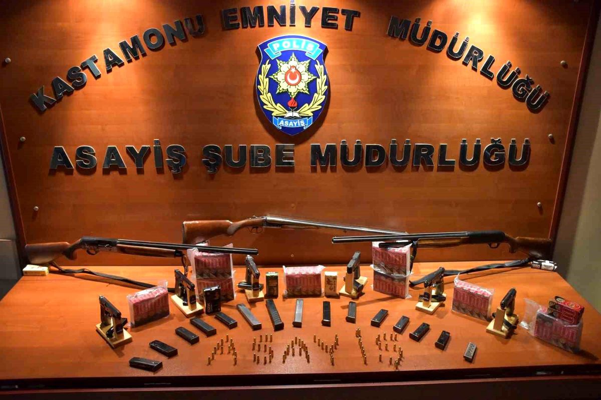 Kastamonu\'da Ruhsatsız Silah Operasyonu: 6 Tabanca ve 3 Av Tüfeği Yakalandı