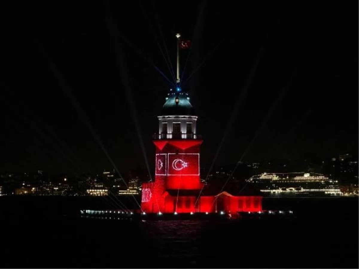 Kız Kulesi, 29 Ekim Cumhuriyet Bayramı\'na özel olarak Ay-Yıldız ile ışıklandırıldı