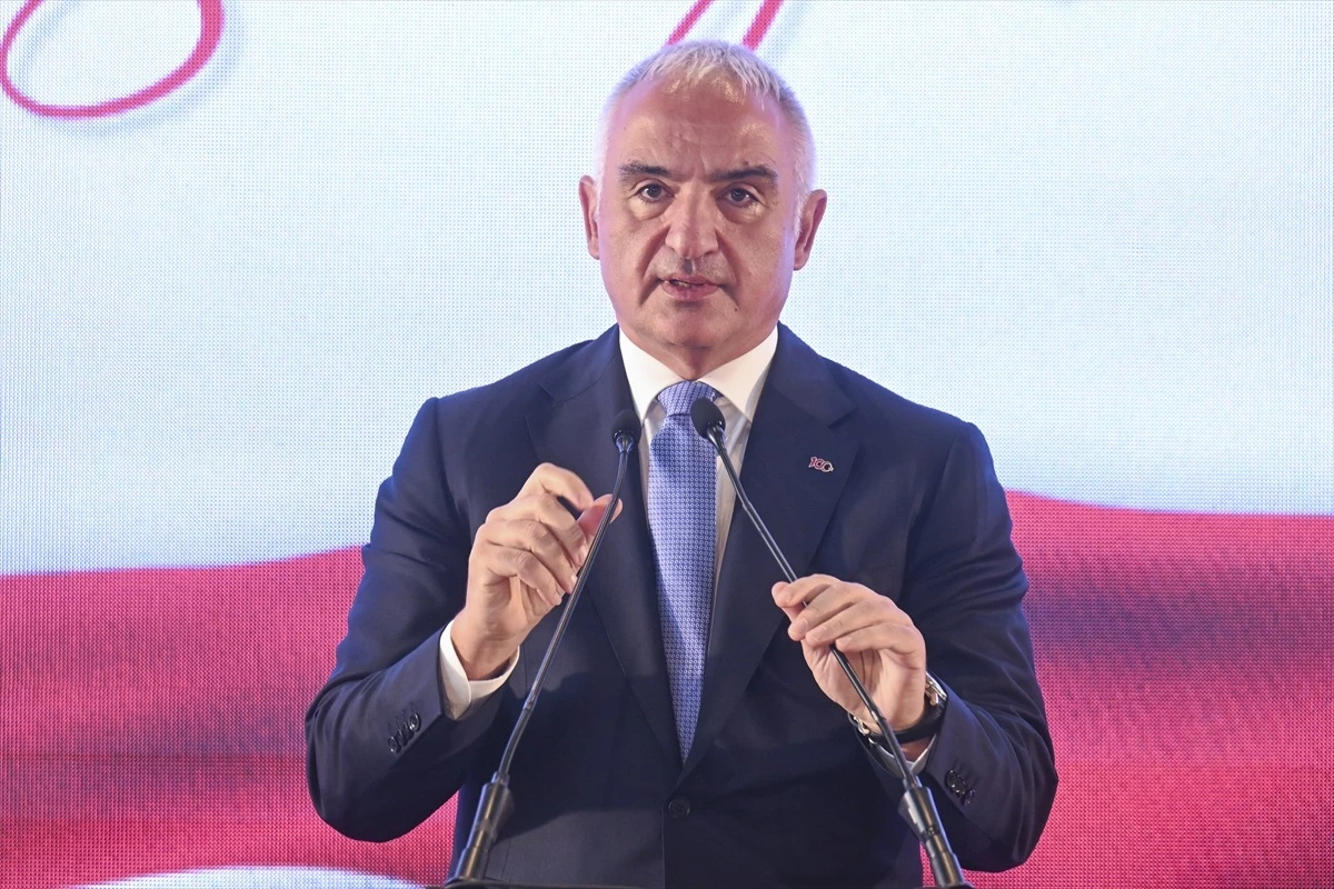 Kültür ve Turizm Bakanı Mehmet Nuri Ersoy, "Yüzyıllık Hayaller" sergisinin açılışına katıldı