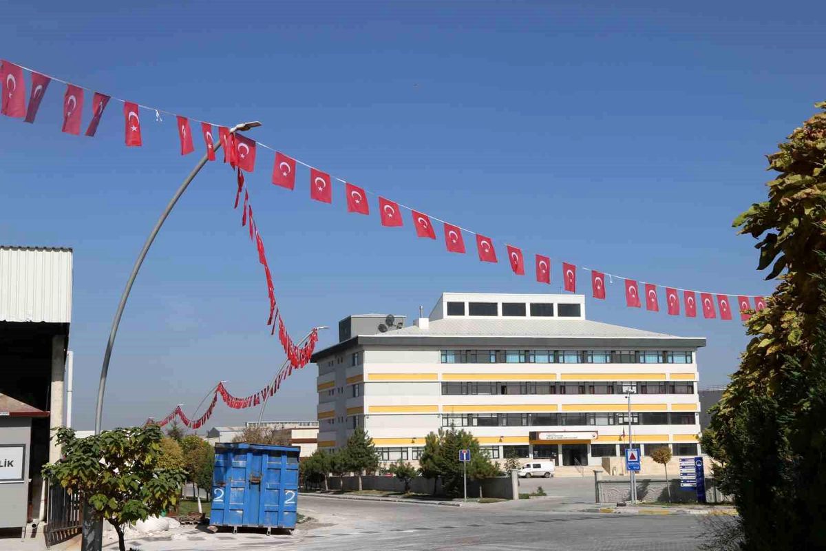 Kütahya OSB Cumhuriyetin 100. Yılına Bayraklarla Süslendi