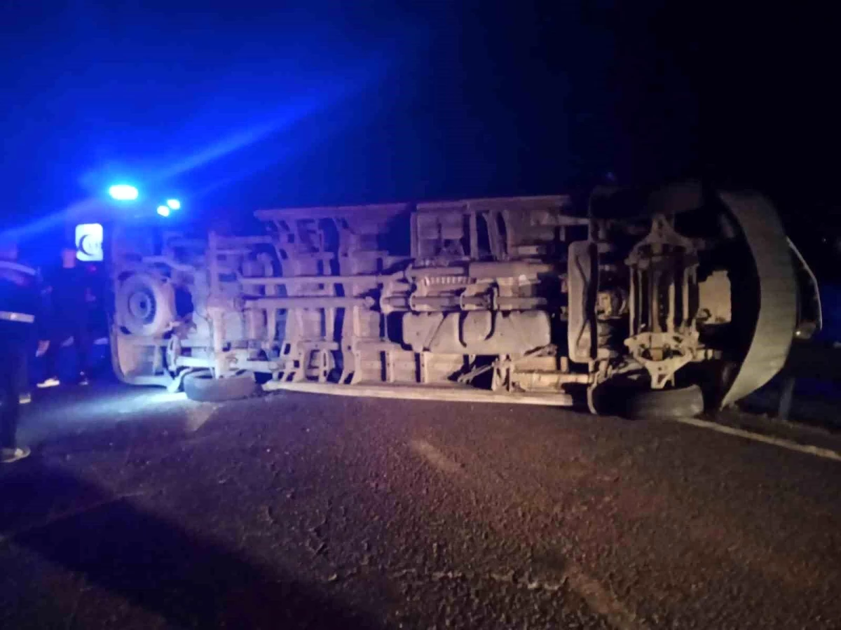 Mardin\'de minibüs ile hafif ticari araç çarpıştı: 6 yaralı