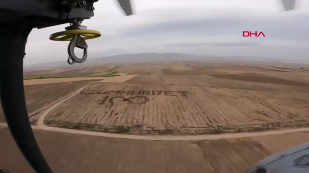 Askeri helikopterle arama kurtarma görevinden dönen personel, çiftçinin tarlasına yazdığı \'Cumhuriyet\' yazısını görüntüledi