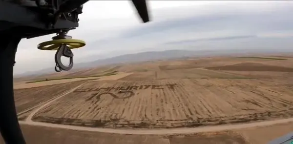 Helikopterle görevden dönen askerler, tarlasına 'Cumhuriyet' yazan çiftçiyi görüntüledi
