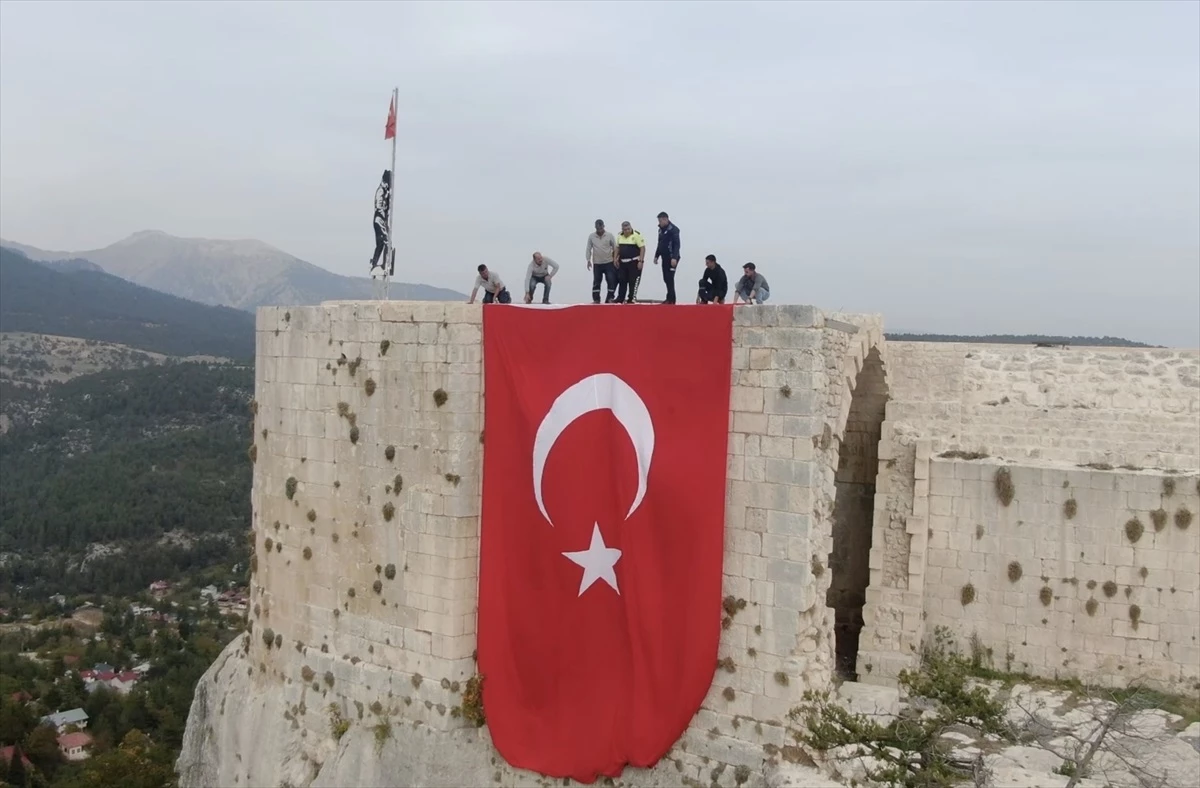 Mersin\'de Namrun Kalesi\'ne Türk Bayrağı Asıldı