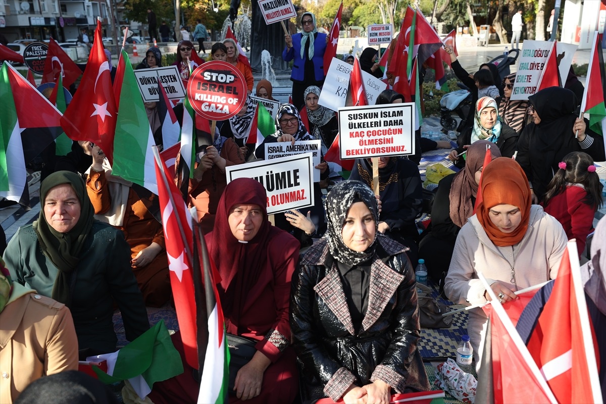 Nevşehir\'de Kadınlar İsrail\'in Gazze\'ye Saldırılarını Protesto Etti