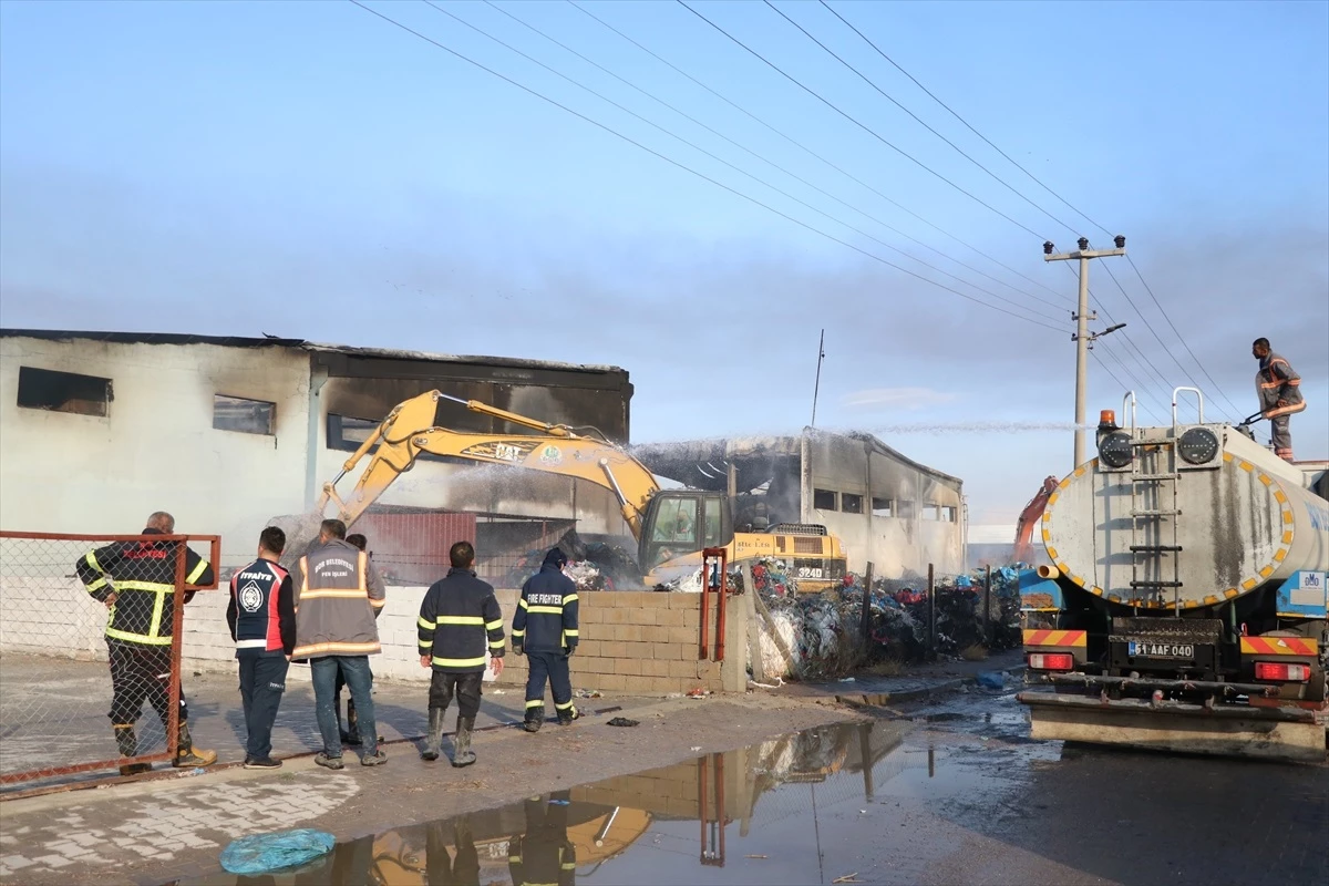 Niğde\'de Plastik Geri Dönüşüm Tesisinde Çıkan Yangın Söndürüldü