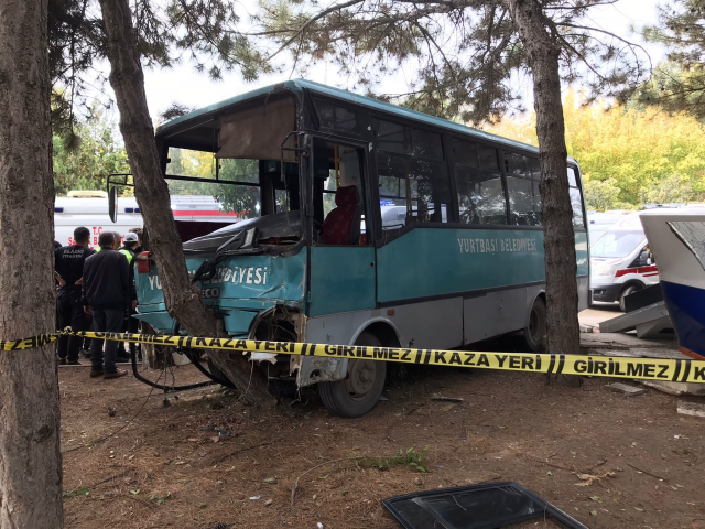 Öğrencileri taşıyan midibüs 2 araca çarptıktan sonra parka daldı: 1'i ağır, 27 yaralı