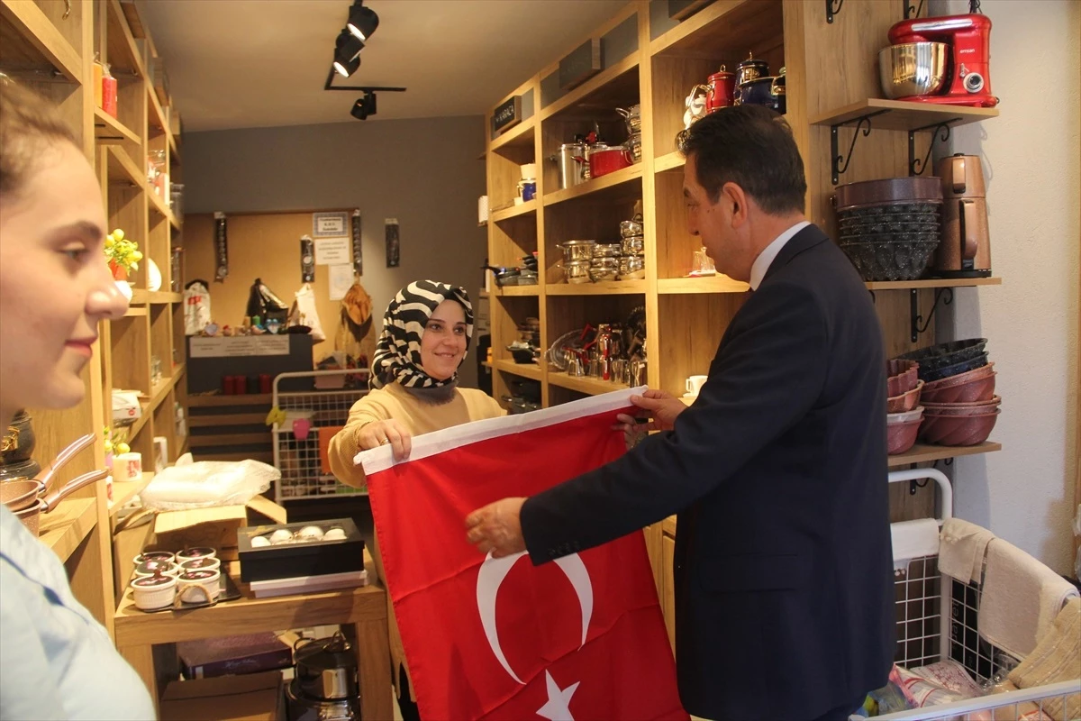 Oğuzlar Belediye Başkanı Esnafa Türk Bayrağı Dağıttı