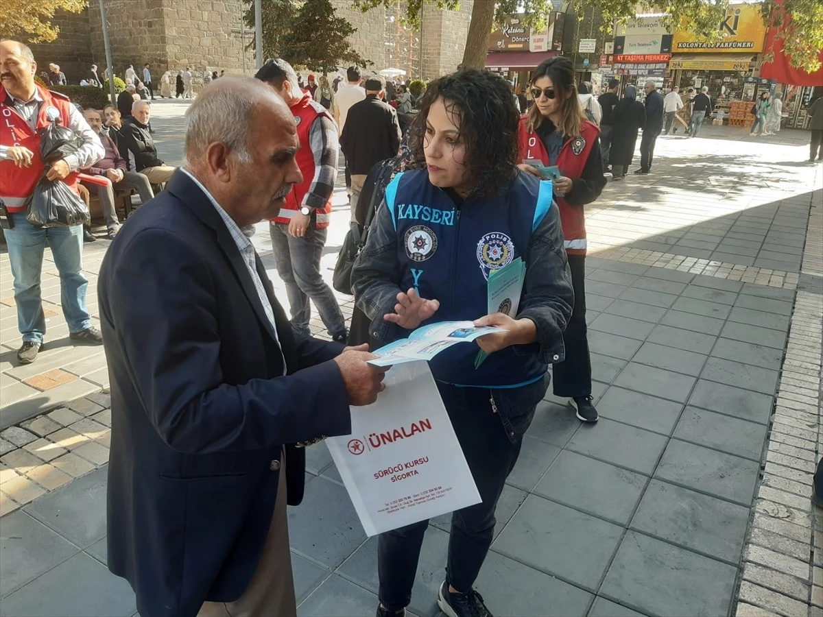 Kayseri\'de Polis Ekipleri Vatandaşları Dolandırıcılık Olaylarına Karşı Bilgilendirdi