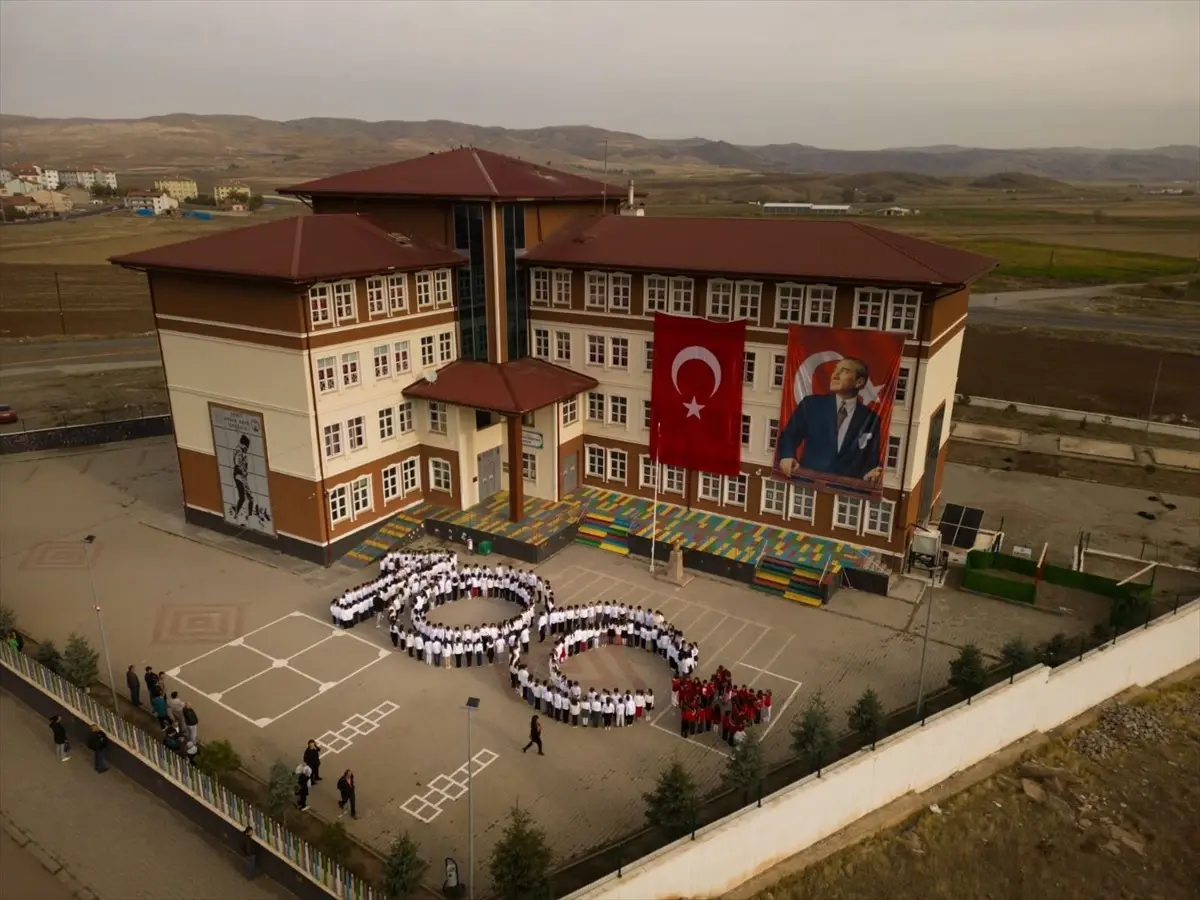 Sivas\'ta öğrenciler Cumhuriyet\'in ilanını duyuran temsili gazete dağıttı