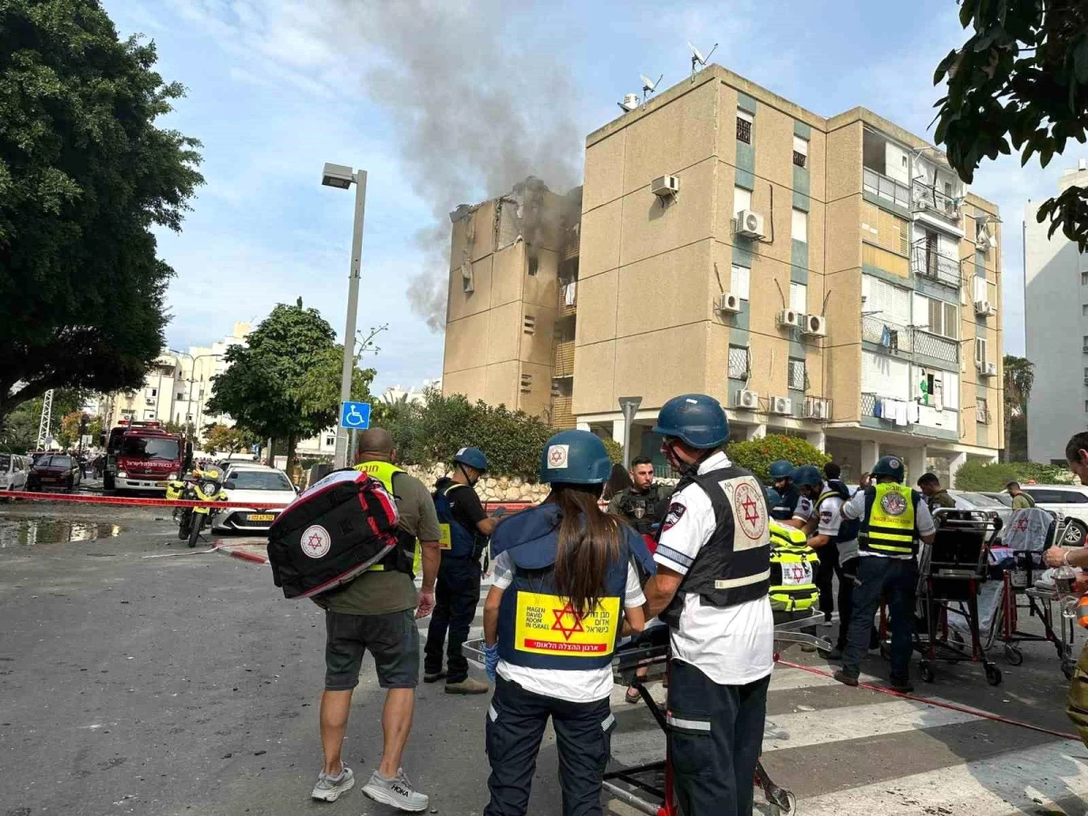 Tel Aviv\'de Apartmana ve Parka Roket Saldırısı: 3 Yaralı