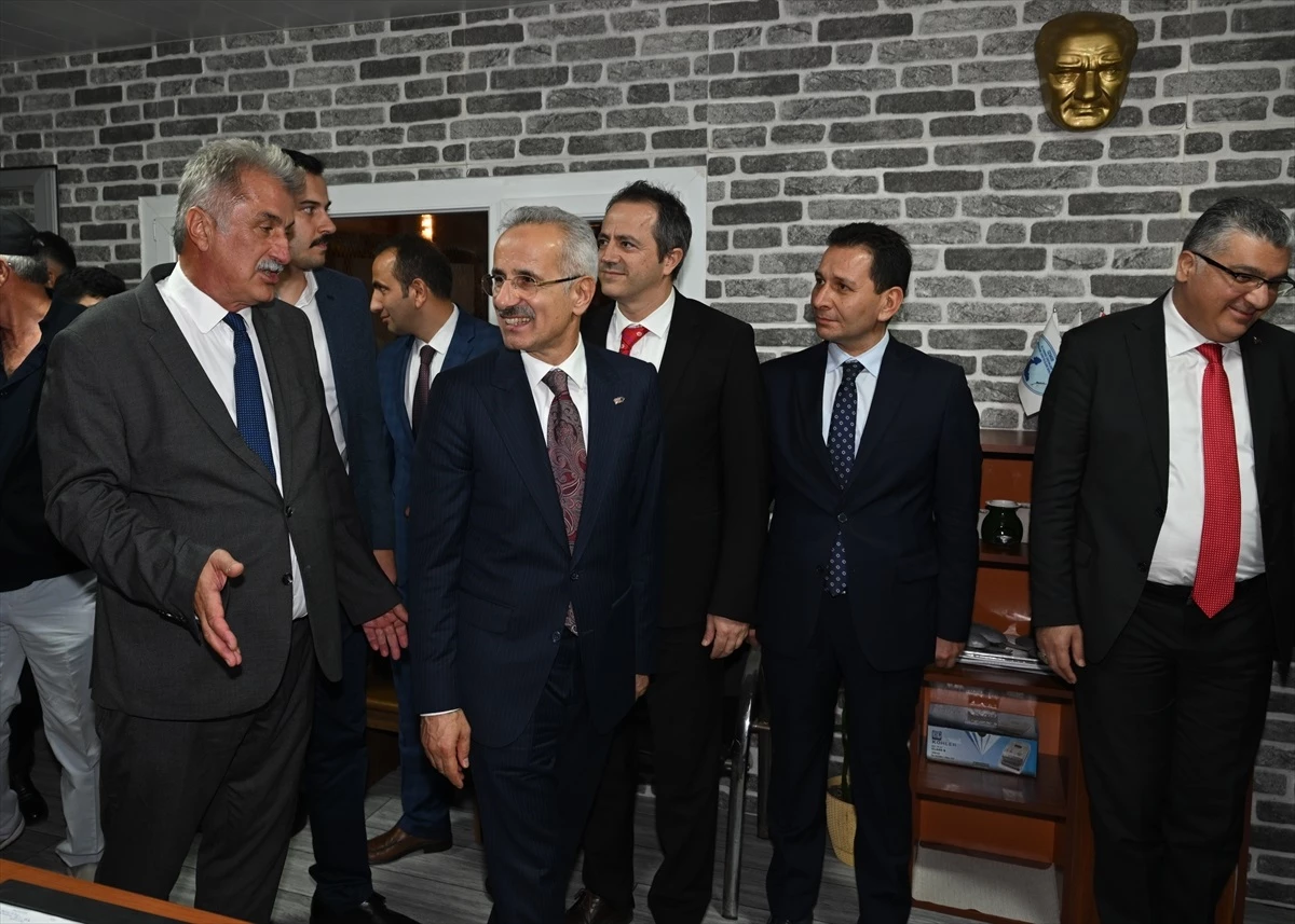 Ulaştırma ve Altyapı Bakanı Uraloğlu, İzmir Ticaret Odası meclis toplantısına katıldı Açıklaması