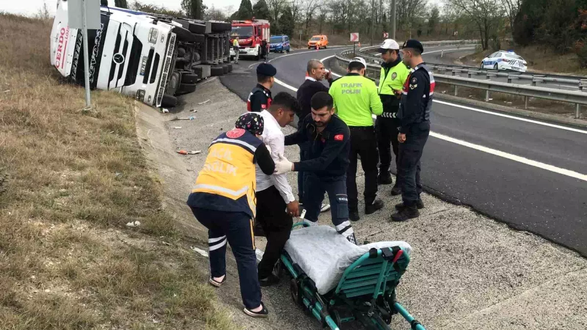 Çorlu Gişelerinde Tır Devrildi: 2 Yaralı