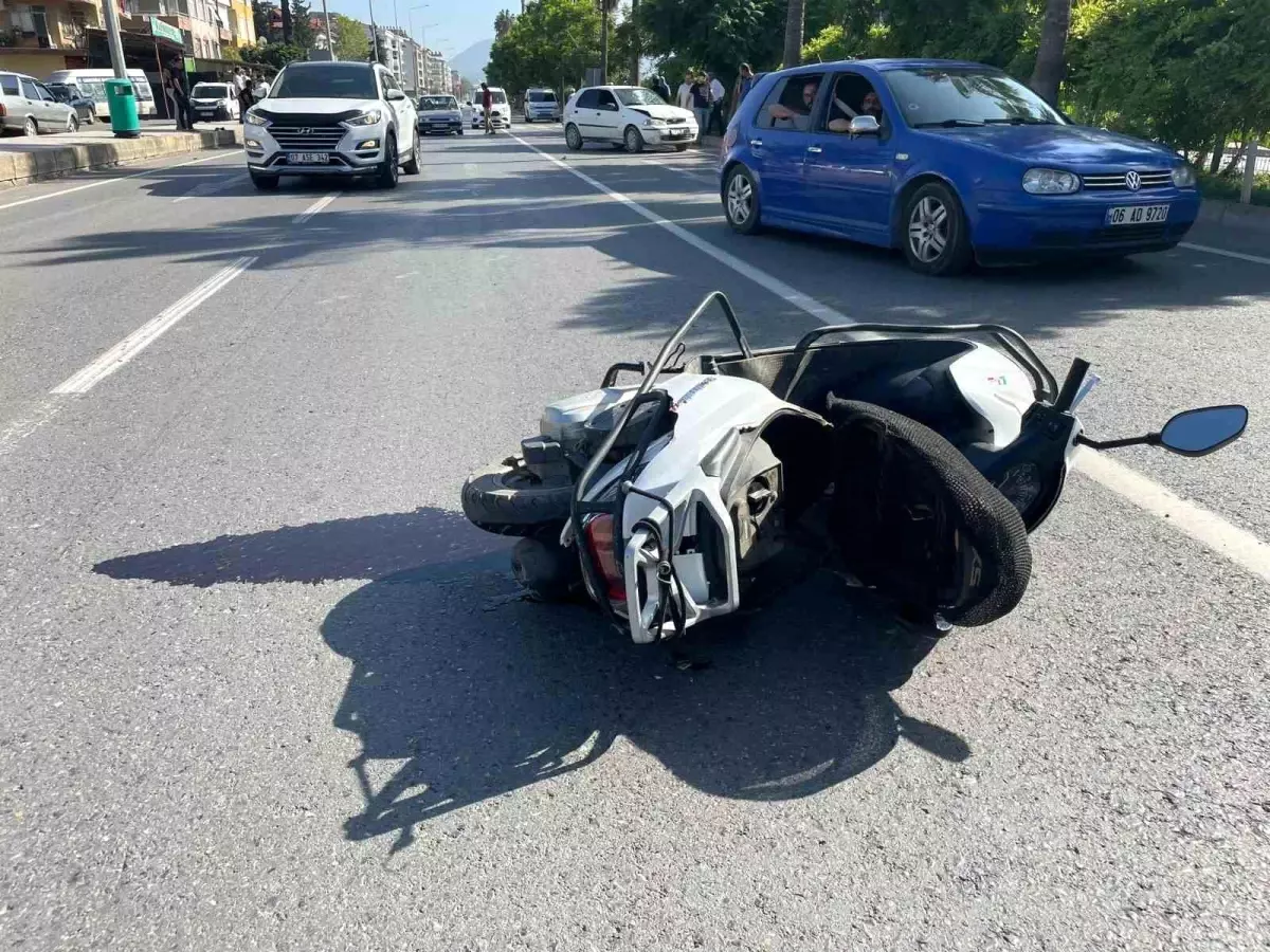 Antalya\'da motosiklet ile otomobil çarpıştı: Motosiklet sürücüsü ağır yaralandı