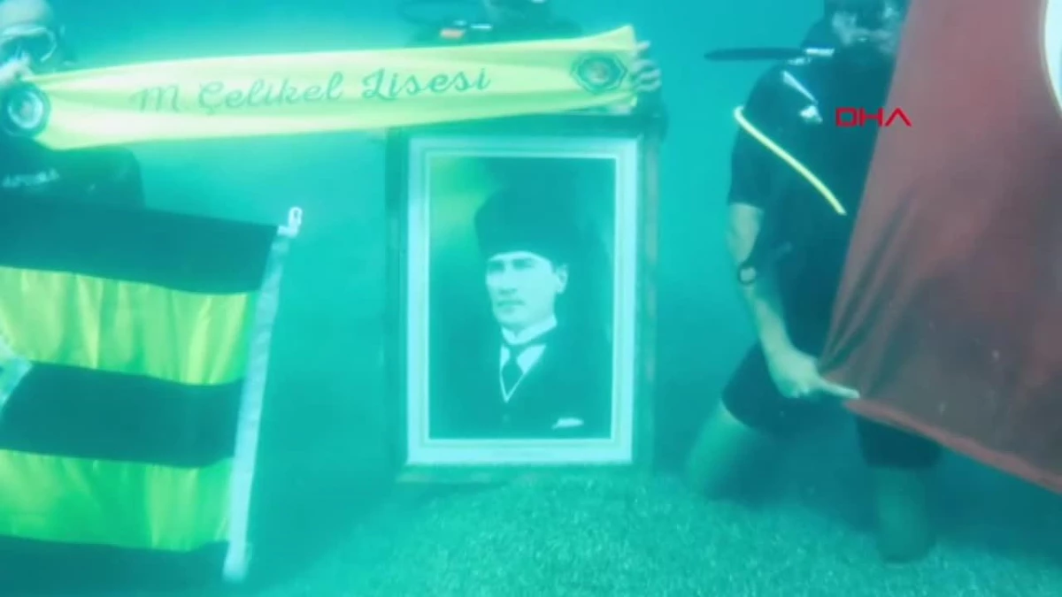 Zonguldak Mehmet Çelikel Lisesi\'nde İzcilerden Deniz Altında Cumhuriyet Kutlaması