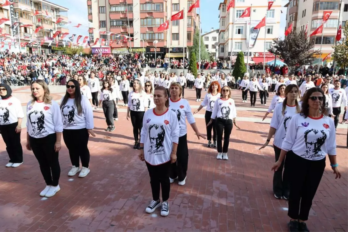 Safranbolu Belediyesi, Cumhuriyet\'in 100. yılına özel zeybek oyununu sergiledi