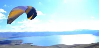 2241 metre rakımlı Balık Gölü manzarası eşliğinde dev Türk bayrağı ile uçtu