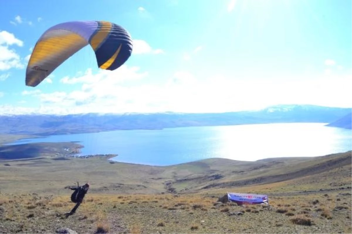 2241 metre rakımlı Balık Gölü manzarası eşliğinde dev Türk bayrağı ile uçtu