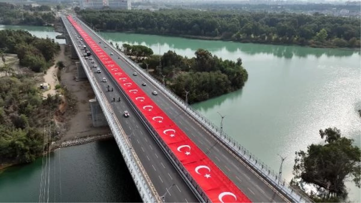 Met-Gün İnşaat\'tan Adana 15 Temmuz Şehitler Köprüsü\'ne dev bayrak