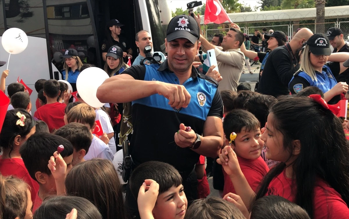Adana\'da Polis Ekipleri Cumhuriyet Bayramı\'nı Kutladı