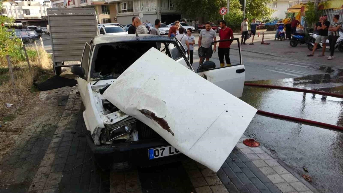 Manavgat\'ta Park Halindeki Otomobil Alev Alev Yandı