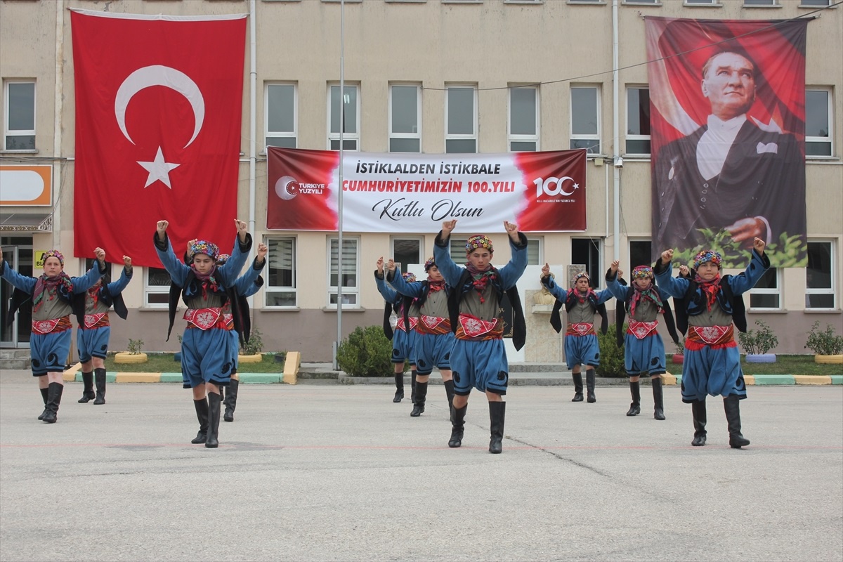 Amasya\'da öğretmen ve öğrencilerden "100. yıl" koreografisi