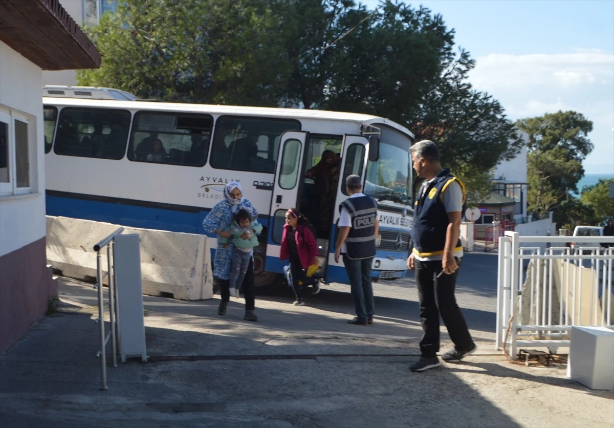Ayvalık\'ta Mahsur Kalan 52 Düzensiz Göçmen Kurtarıldı