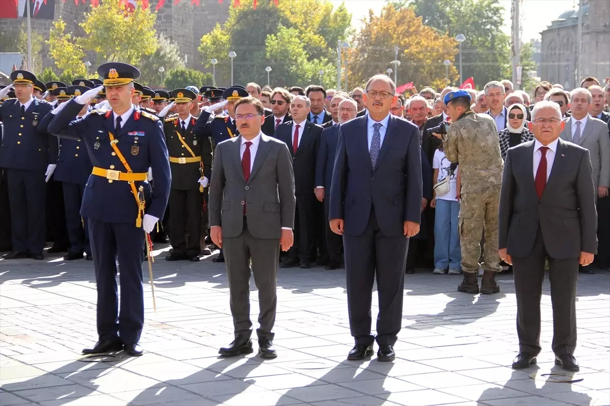 Bakan Özhaseki: Okullarımızda 3 milyon 700 bin kitabı öğrencilerimize bedava veriyoruz (2)