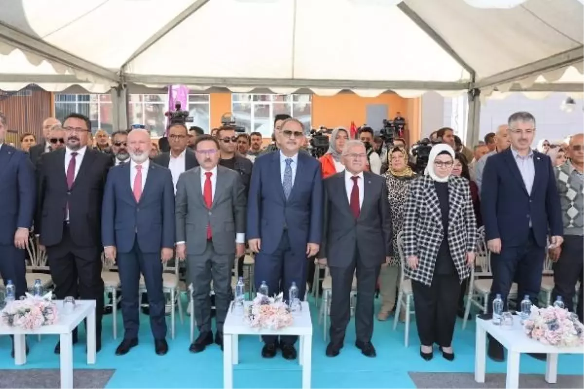 Bakan Özhaseki: Okullarımızda 3 milyon 700 bin kitabı öğrencilerimize bedava veriyoruz (3)