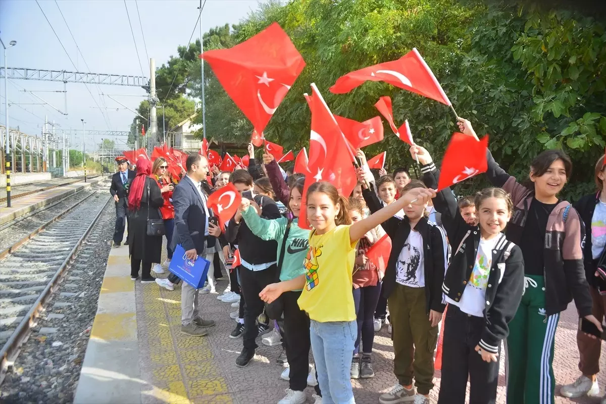 Balıkesir\'deki öğrenciler Cumhuriyet\'in 100. yıl dönümünde trenle seyahat edip kitap okudu