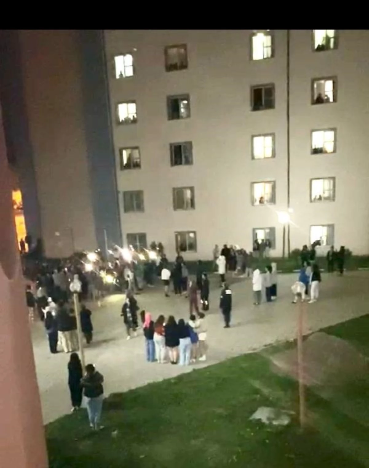 Bartın Üniversitesi\'nde öğrenciler asansör sarsılması nedeniyle eylem yaptı