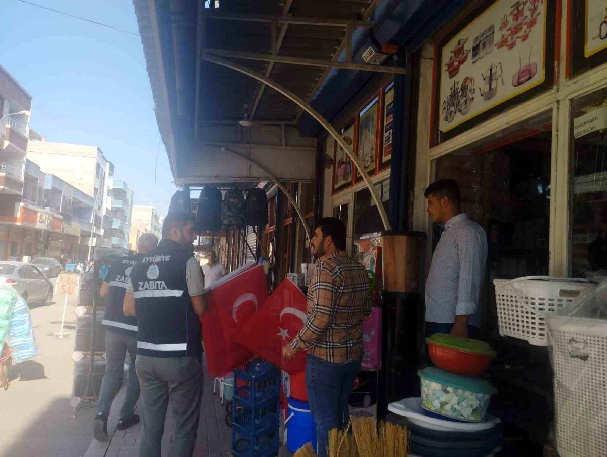 Şanlıurfa\'da Cumhuriyetin 100. yılı nedeniyle esnafa Türk bayrağı dağıtan zabıta amiri bıçaklandı