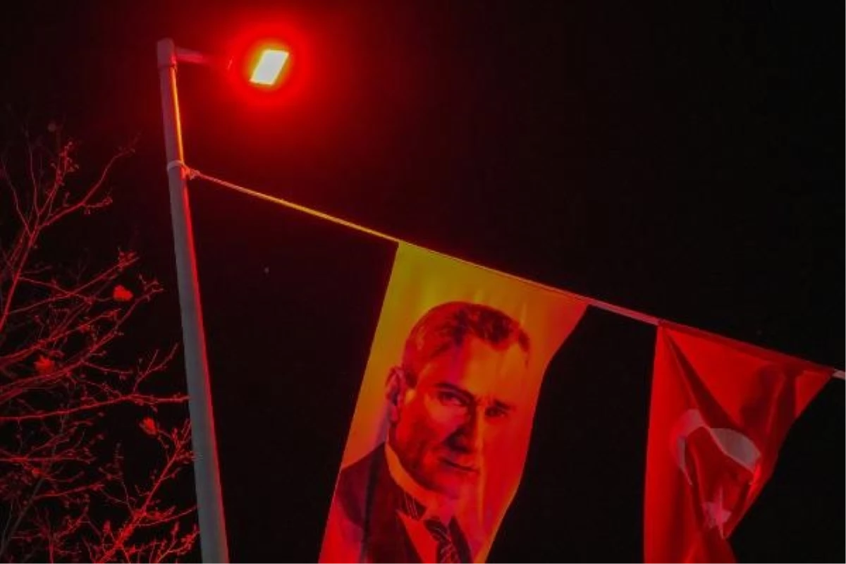 Beşiktaş Dolmabahçe Caddesi Türk Bayrağı renklerine büründü