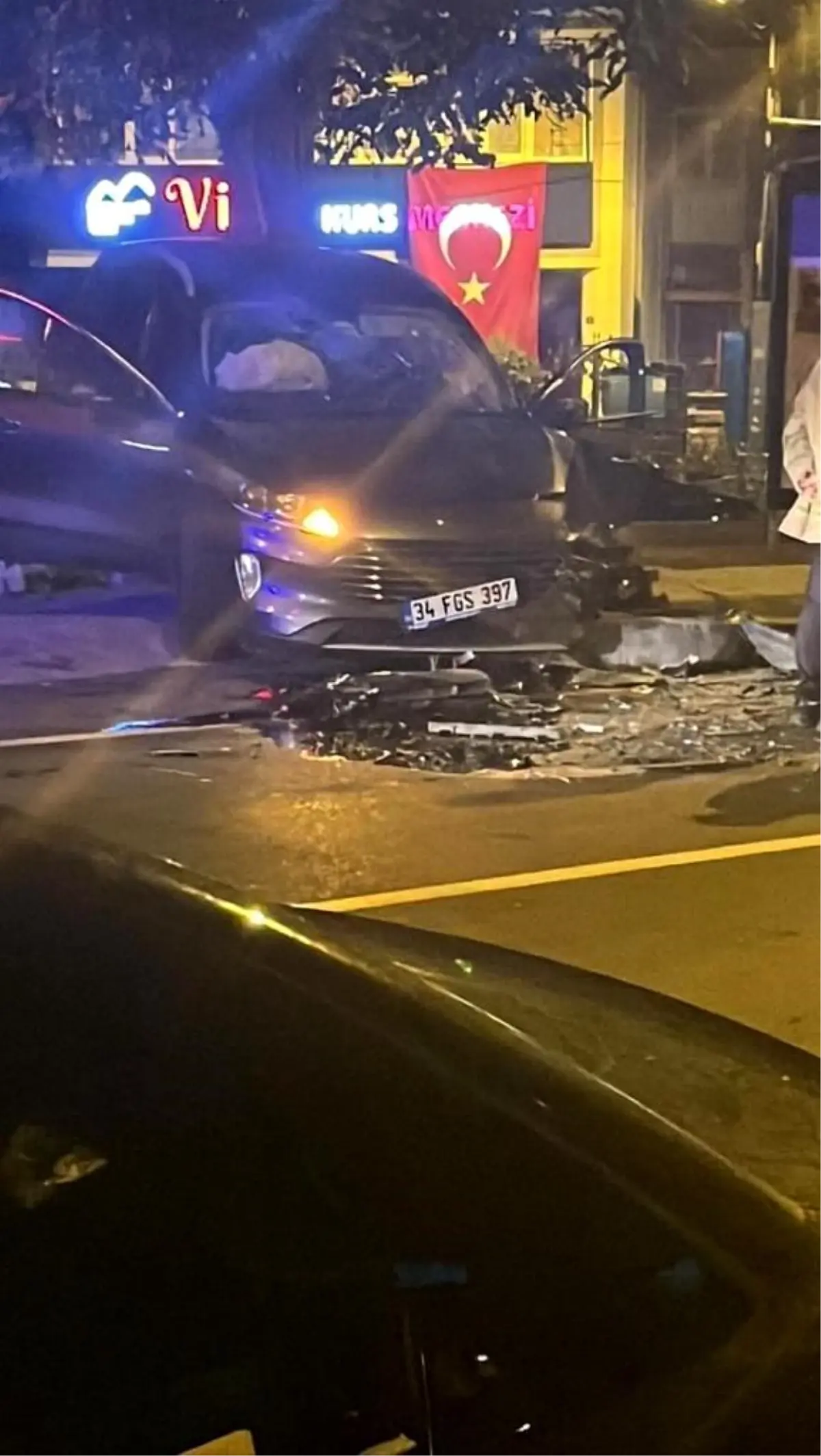 Büyükçekmece\'de Kafa Kafaya Çarpışan Araçlar Güvenlik Kamerasında