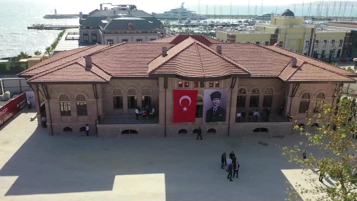 Büyükçekmece Belediyesi, 1. Türkiye Büyük Millet Meclisi binasında olağanüstü meclis toplantısı düzenledi