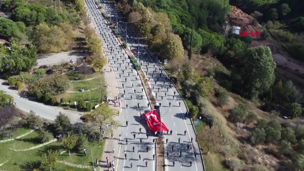 ÇOMÜ\'de 2023 kişilik ekip zeybek oynadı