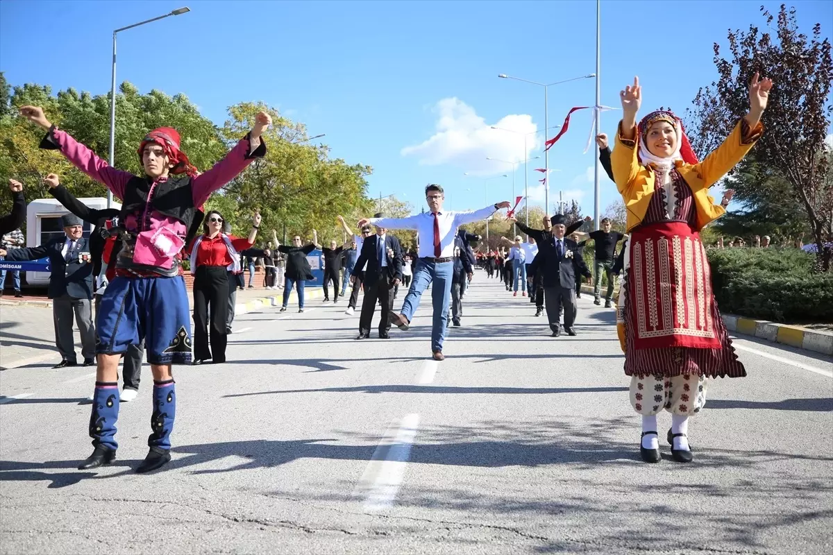 ÇOMÜ\'de 2023 Kişi Zeybek Oynadı