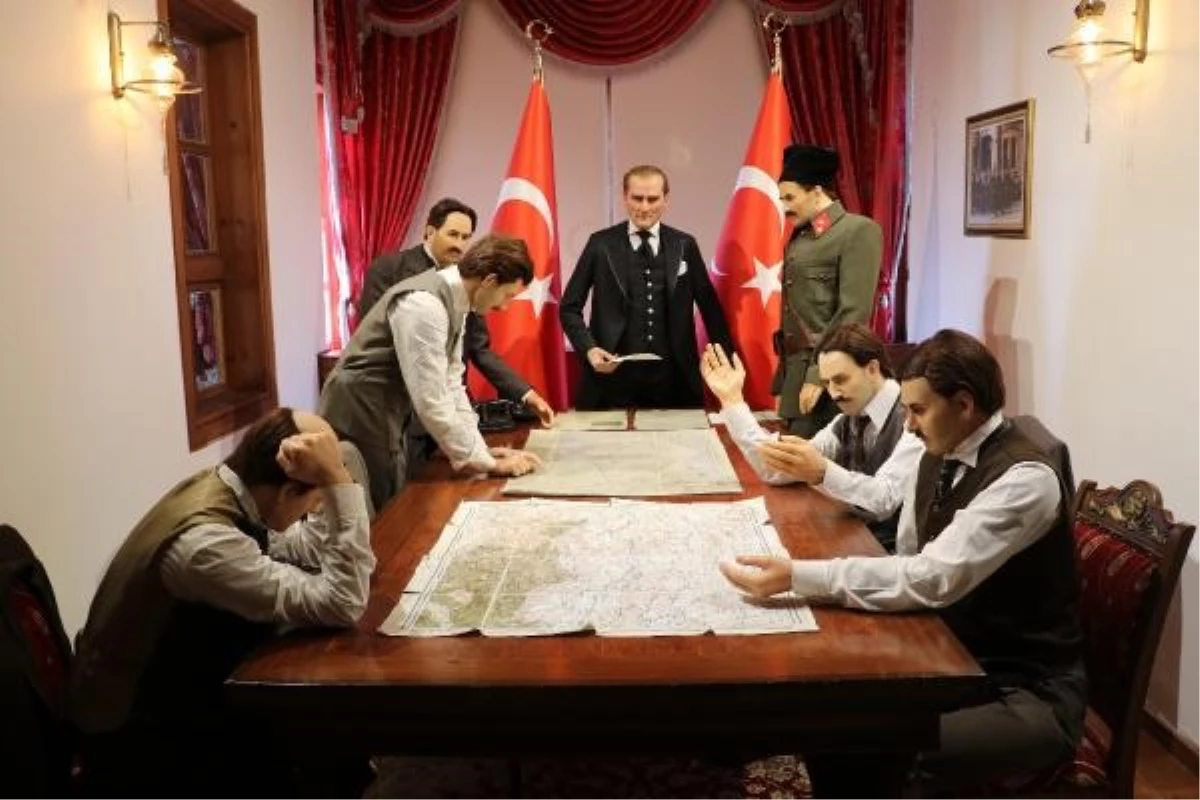 Atatürk\'ün Bakanlar Kurulu Toplantısı Yaptığı Konağa Ziyaretçi Akını