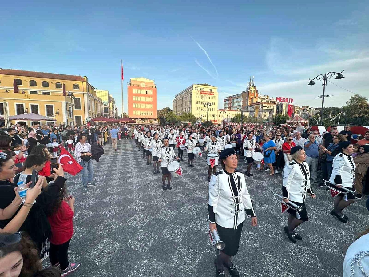 Samsun\'da Cumhuriyet Kadınları Bando Takımı 100. yıl kutlamalarına renk kattı