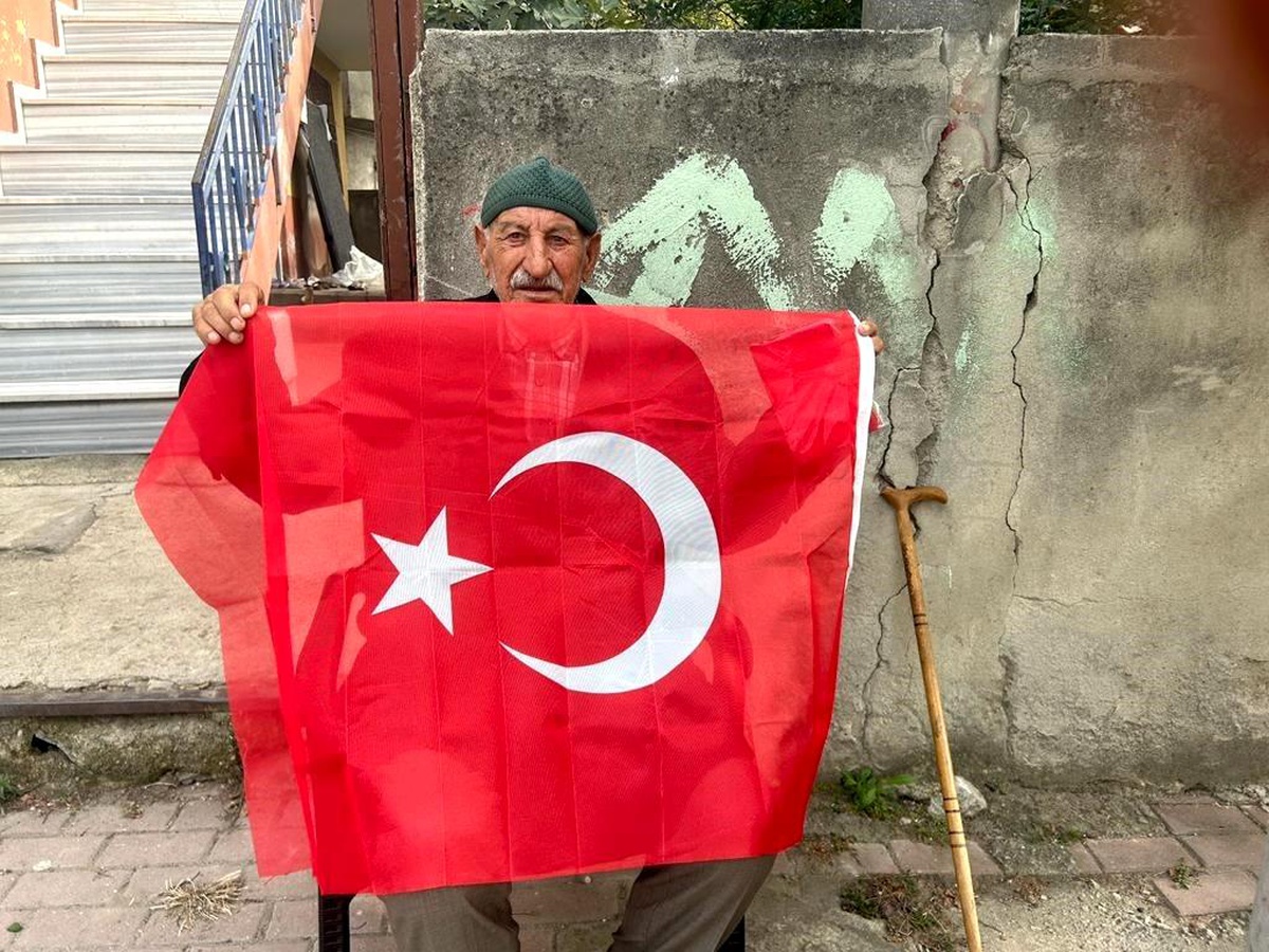 Dilovası\'nda 16 bin haneye Tük bayrağı dağıtıldı