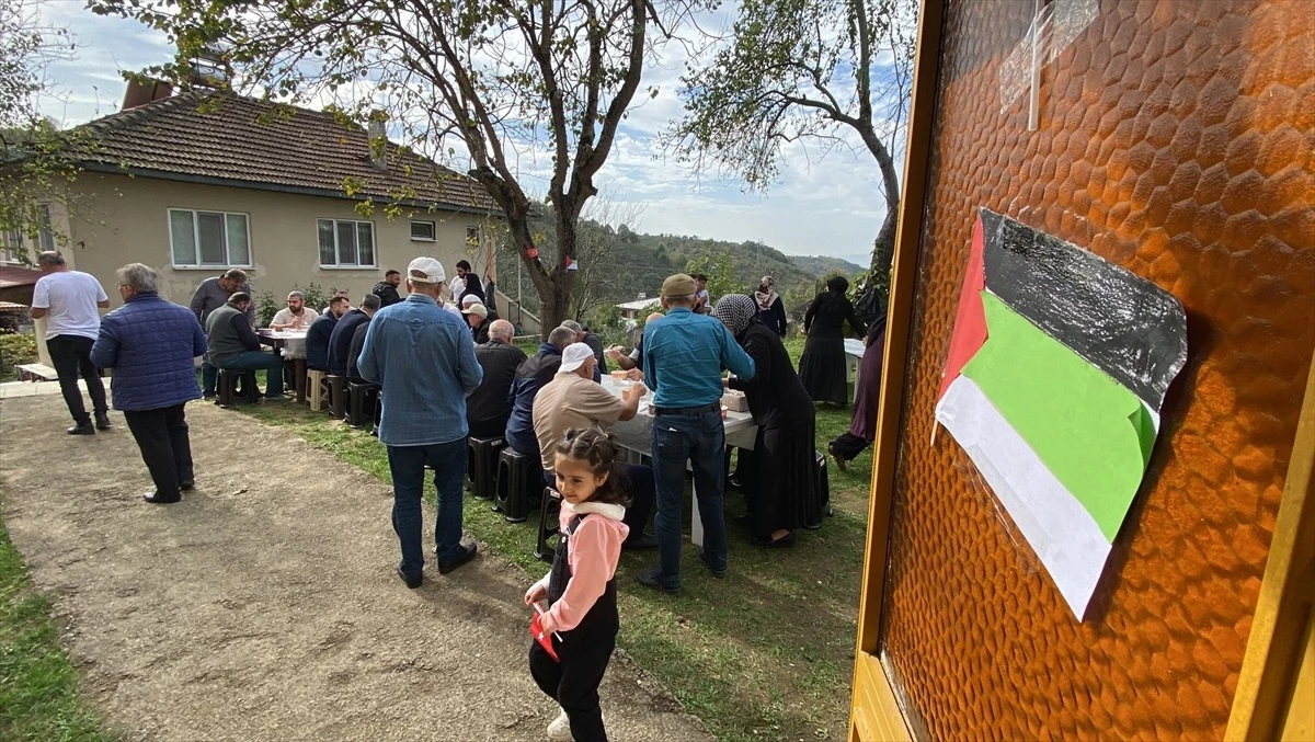 Düzce\'de Gönüllü Kadınlar Filistin\'e Yardım İçin Kermes Düzenledi