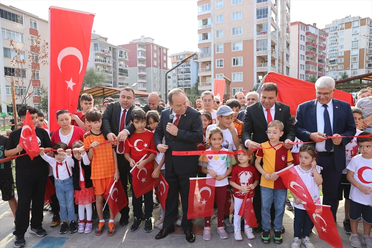Edirne\'de Belediye İşçileri Cumhuriyet\'in 100. Yılını Yapraklarla Kutladı