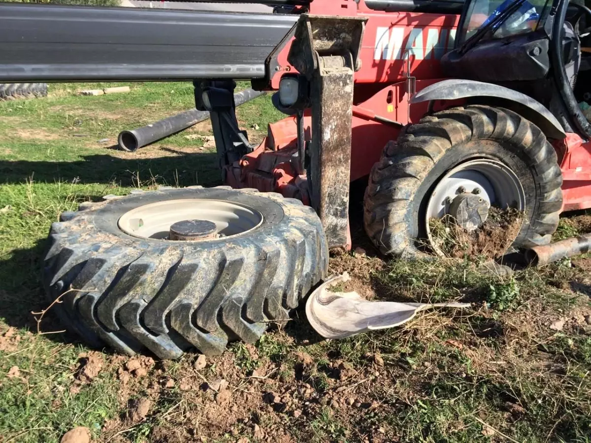 Kocaeli\'de freni boşalan iş makinesi takla attı