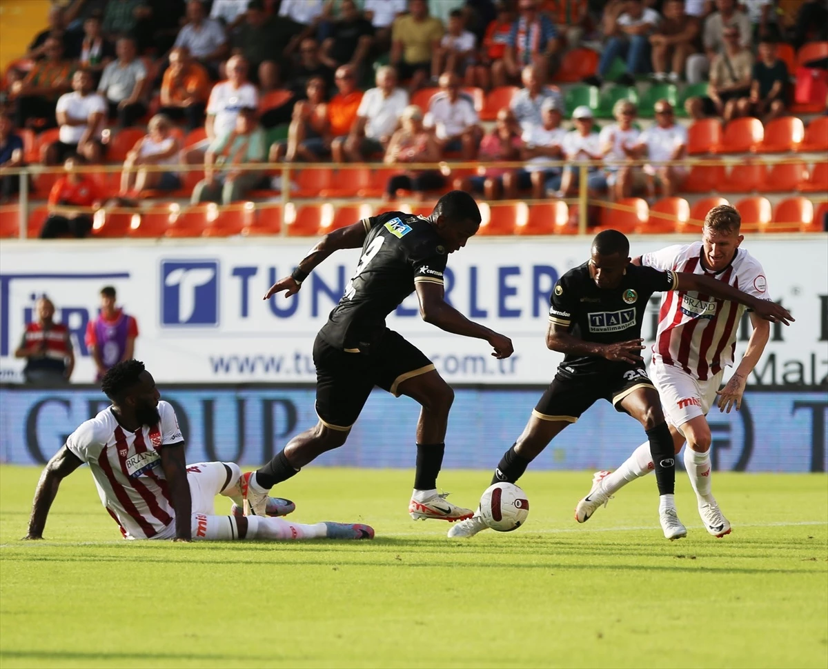 Corendon Alanyaspor - EMS Yapı Sivasspor Maçının İlk Yarısı 0-0 Berabere Tamamlandı