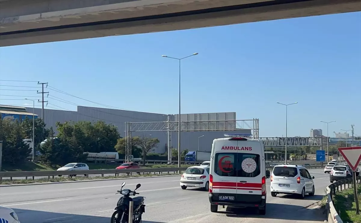 Gebze\'de otomobil ile motosiklet çarpıştı, sürücü yaralandı