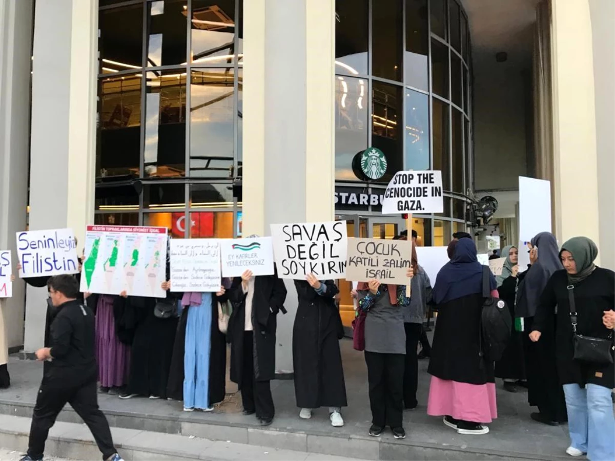 Genç kızlar İsrail\'in Gazze\'ye yönelik katliamlarını protesto etti