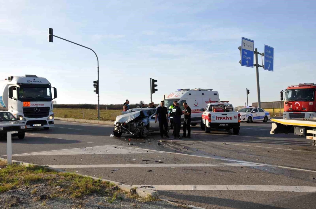 Tekirdağ\'da Işık İhlaliyle Meydana Gelen Kazada 4 Kişi Hafif Yaralandı