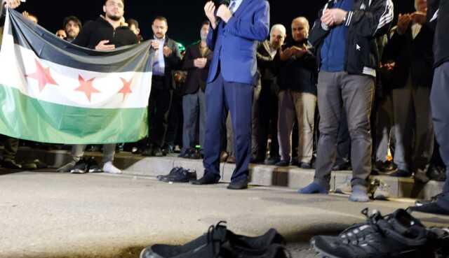 İsrail protestosuna damga vuran görüntü! İl müftü yardımcısı ayakkabılarını çıkardı