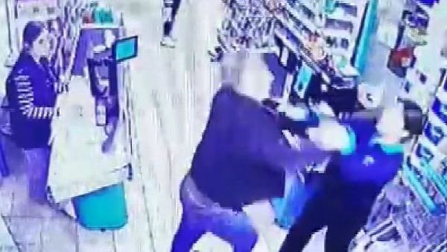 Zincir markette kasiyere saldırı Zincir markette kasiyere saldırı